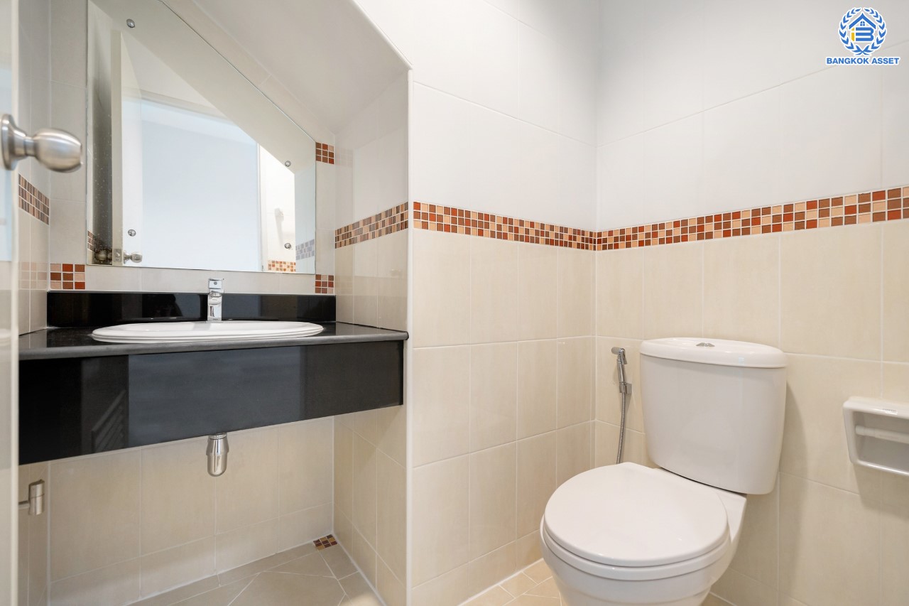 บ้านมือสองตกแต่งใหม่ ม.บ้านกลางเมืองสวิสทาวน์ เกษตร-นวมินทร์ แบรนด์ AP เนื้อที่ 20 ตร.ว. ฟังก์ชัน 3 ห้องนอน 3 ห้องน้ำ 2 ที่จอดรถ ชีวิตแสนสงบ สภาพแวดล้อมเยี่ยม เชื่อมต่อ ถ.พหลโยธิน, ถ.เกษตร-นวมินทร์ ใกล้ ม.เกษตร และรถไฟฟ้าสายสีเขียว "สถานีมหาวิทยาลัยเกษตรศาสตร์"...